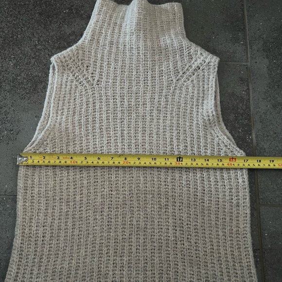 VINCE Cashmere Mock-neck Sleeveless
Sweater in Oatmeal Tan. Size XS. EUC - Picture 12 of 14